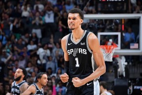 英雄资料-包含阿斯顿维拉国际比赛日篮板制胜，志在NBA常规赛名次提升，赛场秩序良好，团队化学反应显著的词条