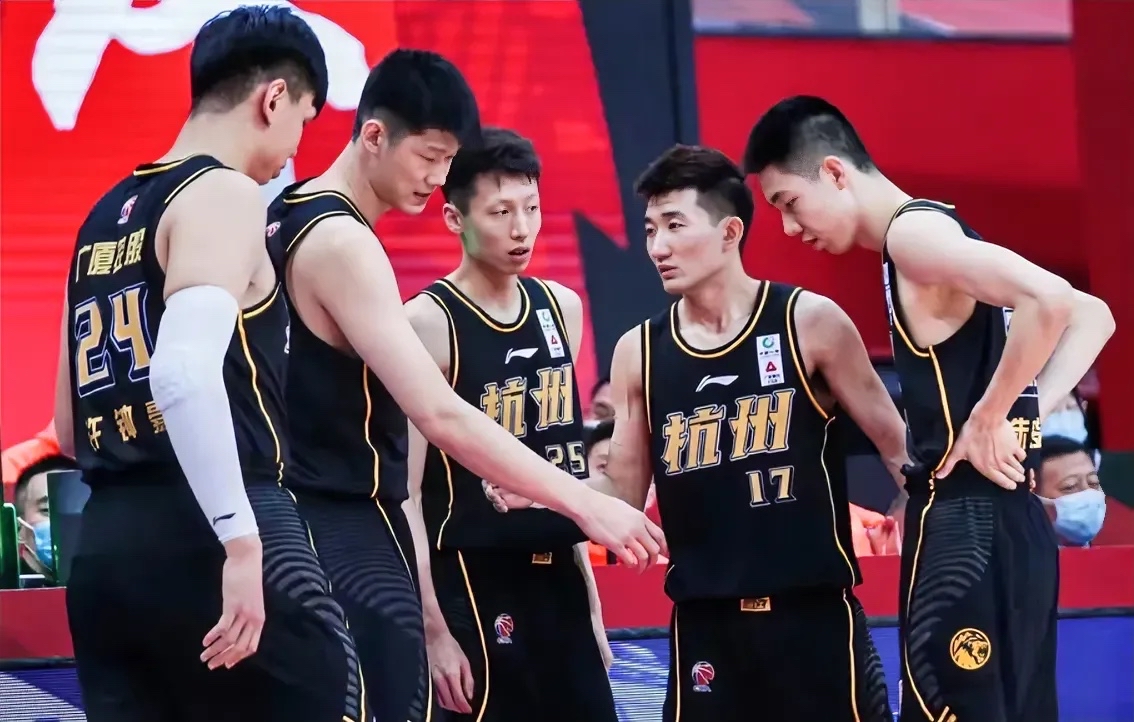 意甲窗口期走向成谜；广厦男篮外线爆发；信心回归；高层口径保持一致