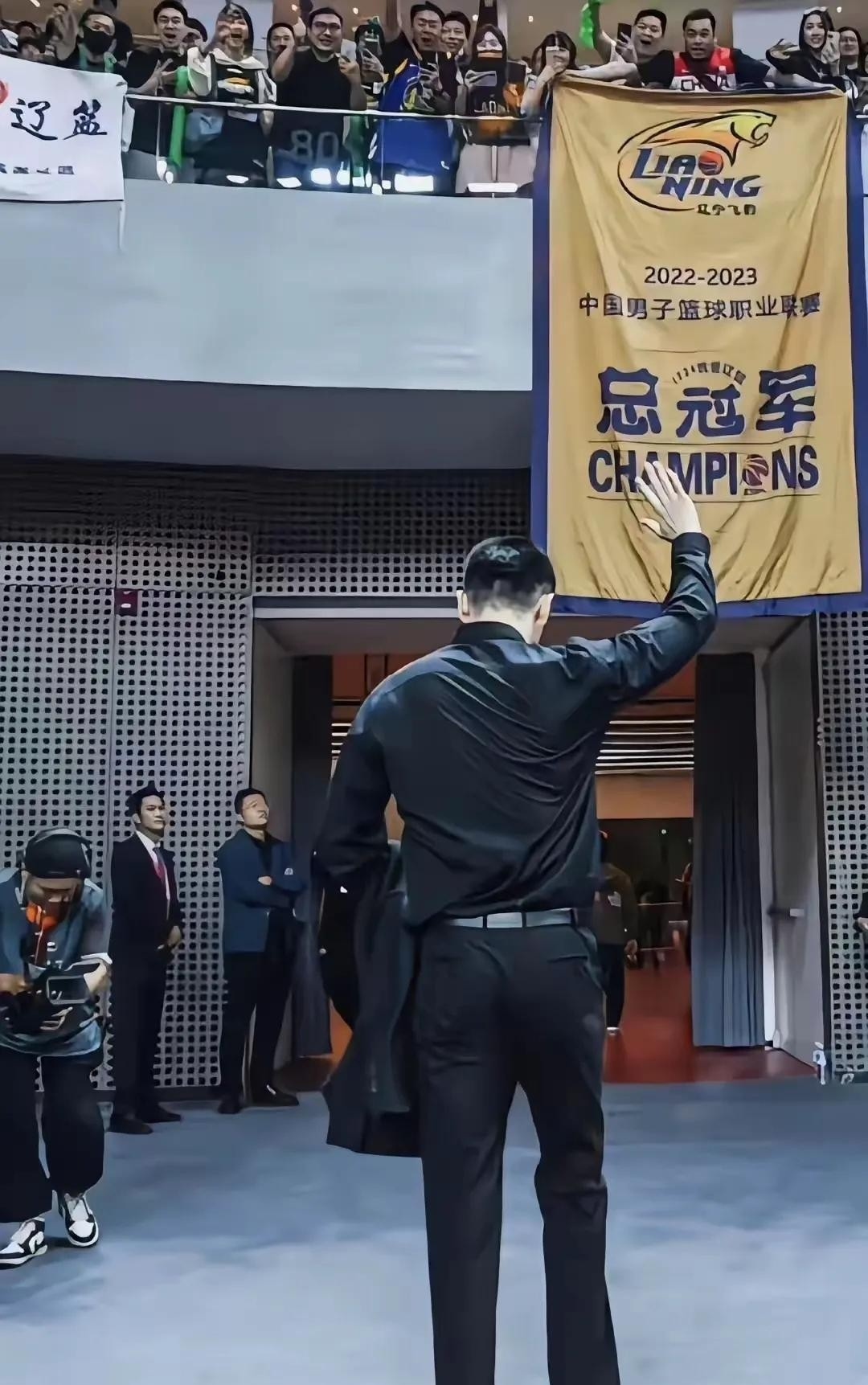 华盛顿奇才训练开放日；关键时刻止住颓势引欢呼；CBA季后赛在即；球队文化再被提及(止住颓势后上扬成语)