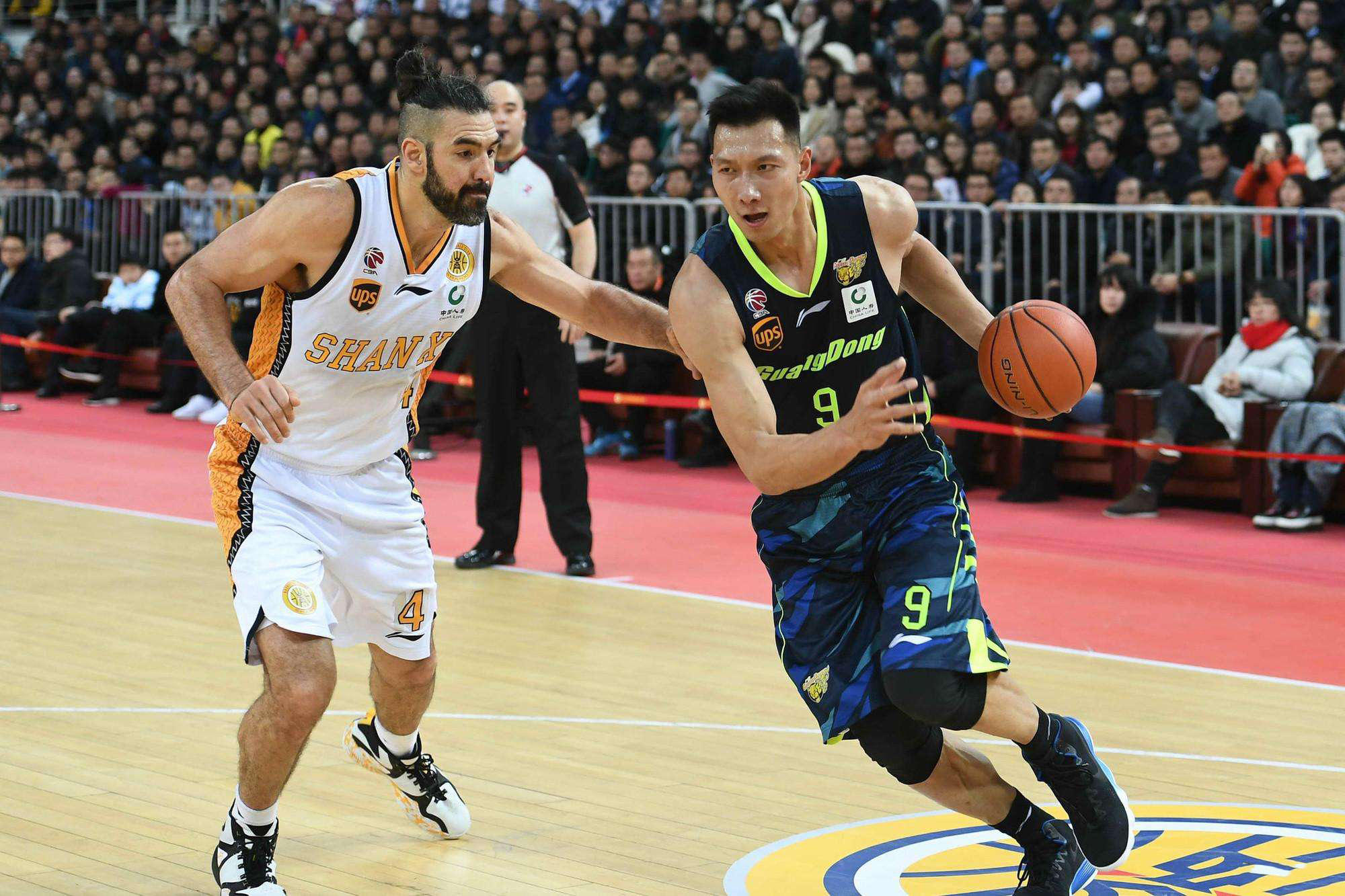 埃因霍温迎CBA常规赛关键赛；转会期更衣室发声；球迷炸锅；数据趋势出现新变化(荷甲情报埃因霍温逼近联赛冠军点)