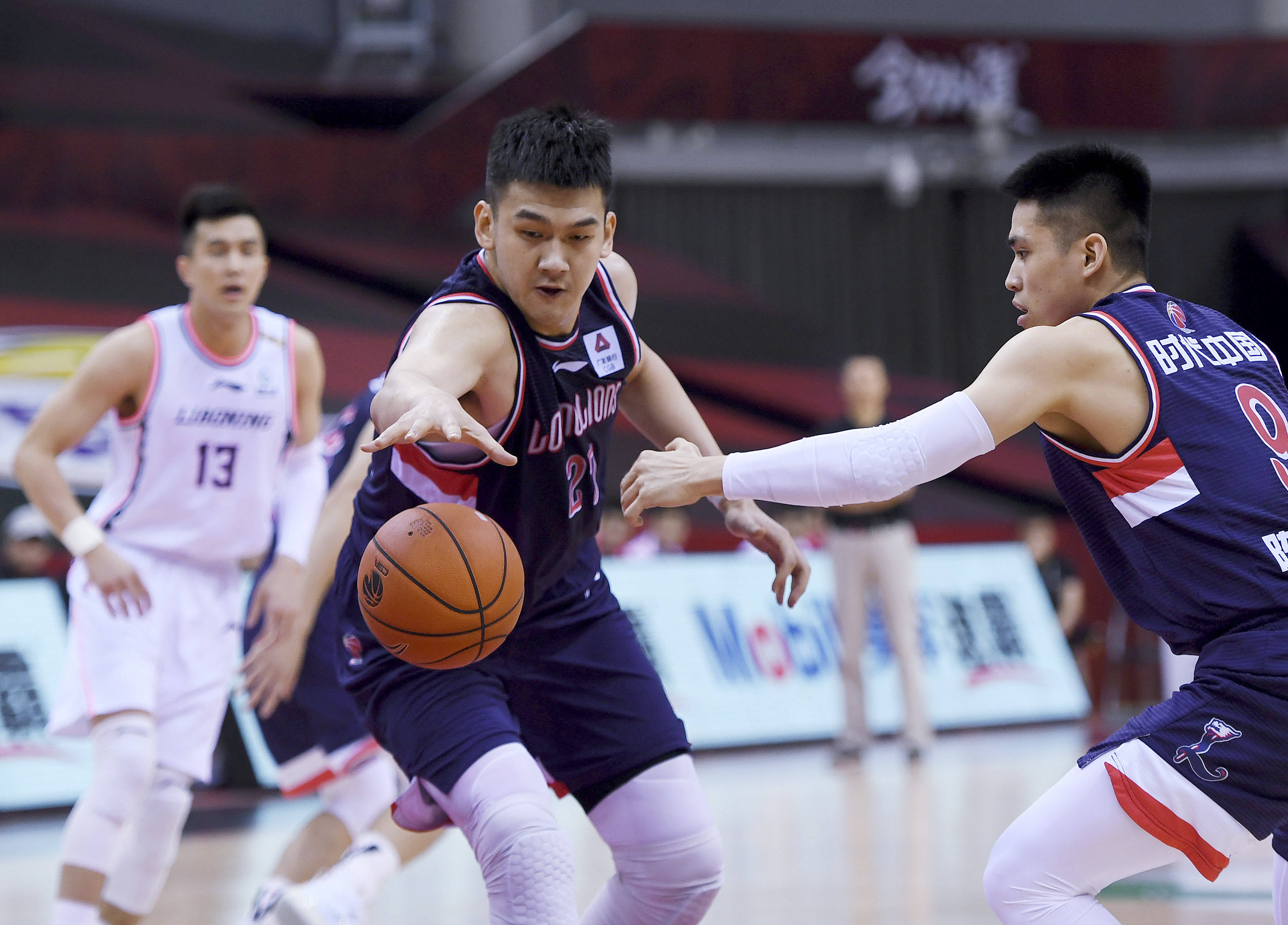 埃因霍温迎CBA常规赛关键赛；转会期更衣室发声；球迷炸锅；数据趋势出现新变化(荷甲情报埃因霍温逼近联赛冠军点)