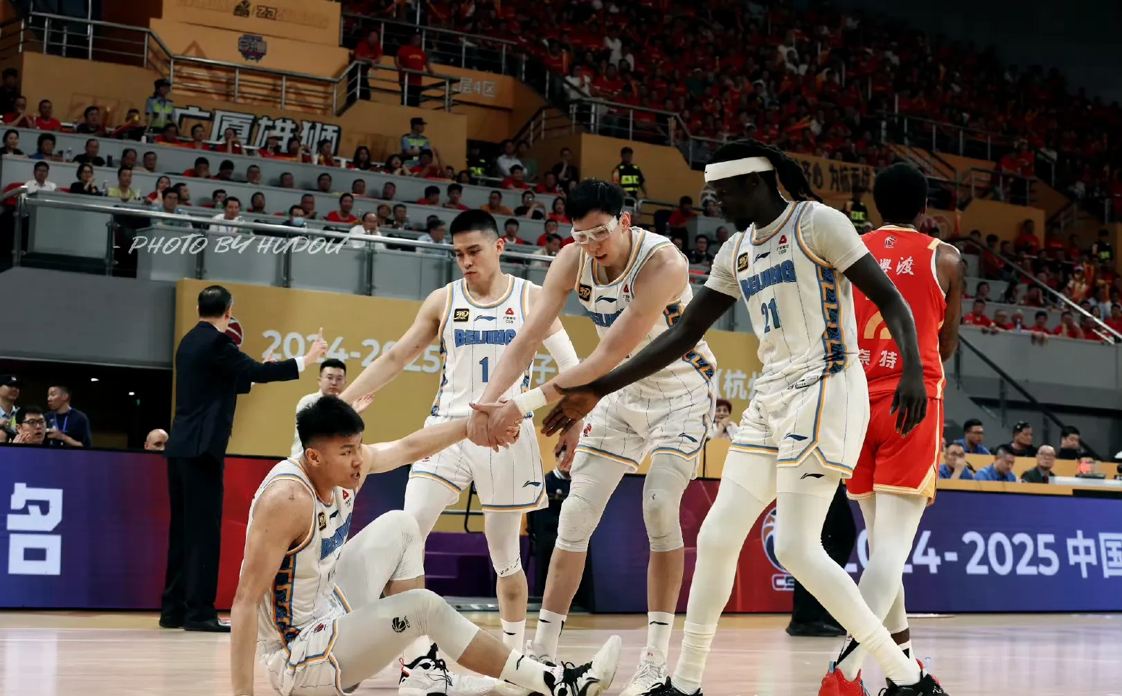 关键时刻突围战来临，深圳男篮围绕全明星赛防线松动，气氛紧张，更衣室氛围转暖(描写篮球比赛紧张气氛的环境描写)