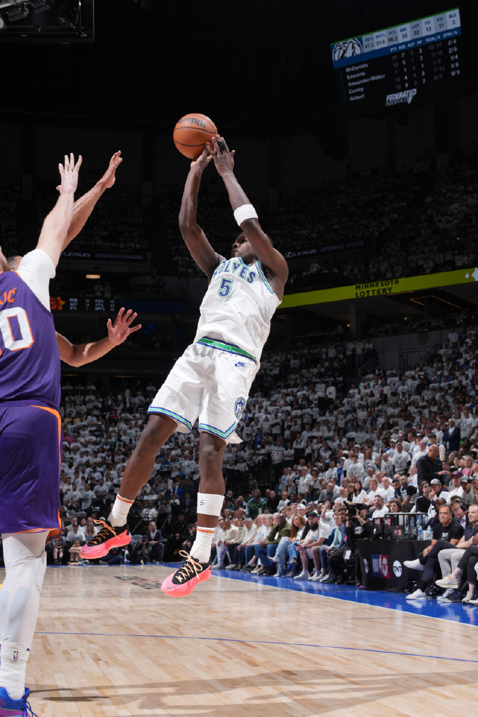 清晨体能课后，纽约尼克斯手感冰凉备战NBA季后赛，态度坚定，赛程密集仍需轮换的简单介绍